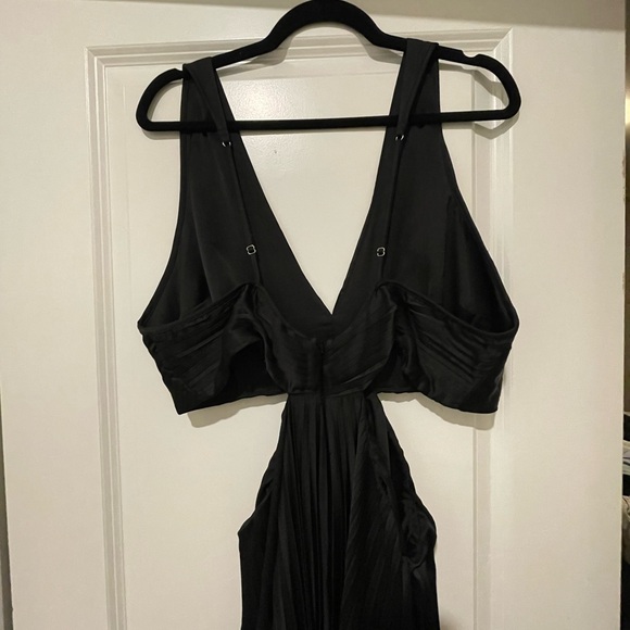 The A&F Giselle Pleated Cut Out Maxi Dress - Picture 3 of 5